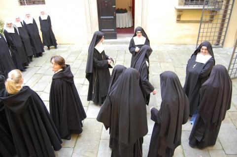 Les surs attendent l&rsquo;arrivée du Cardinal